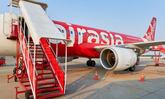 亚航为等两名外国游客延误，上百人苦等3小时？机场客服回应