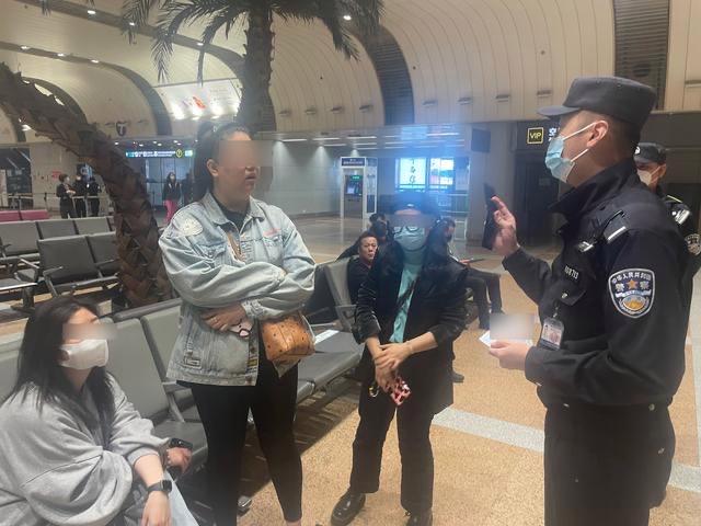 首都机场：多名粉丝机场“刷关”追星 被警方传唤并罚款