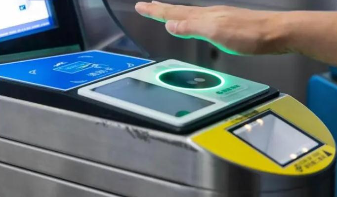 不用拿卡、掏手机 今日起北京地铁大兴机场线可“刷掌”乘车