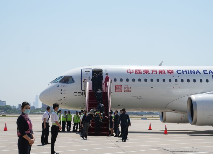 C919圆满完成载客首飞 航班平安降落北京首都国际机场