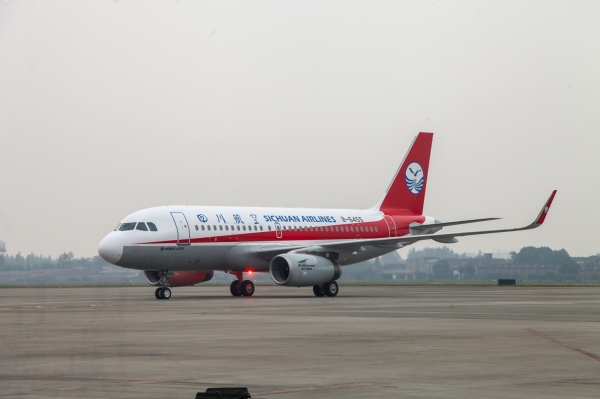 川航恢复在九寨黄龙机场摆放过夜飞机