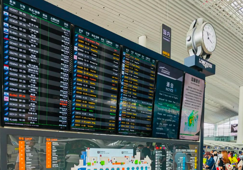 受台风天气影响，白云机场昨日启动航班大面积延误黄色预警