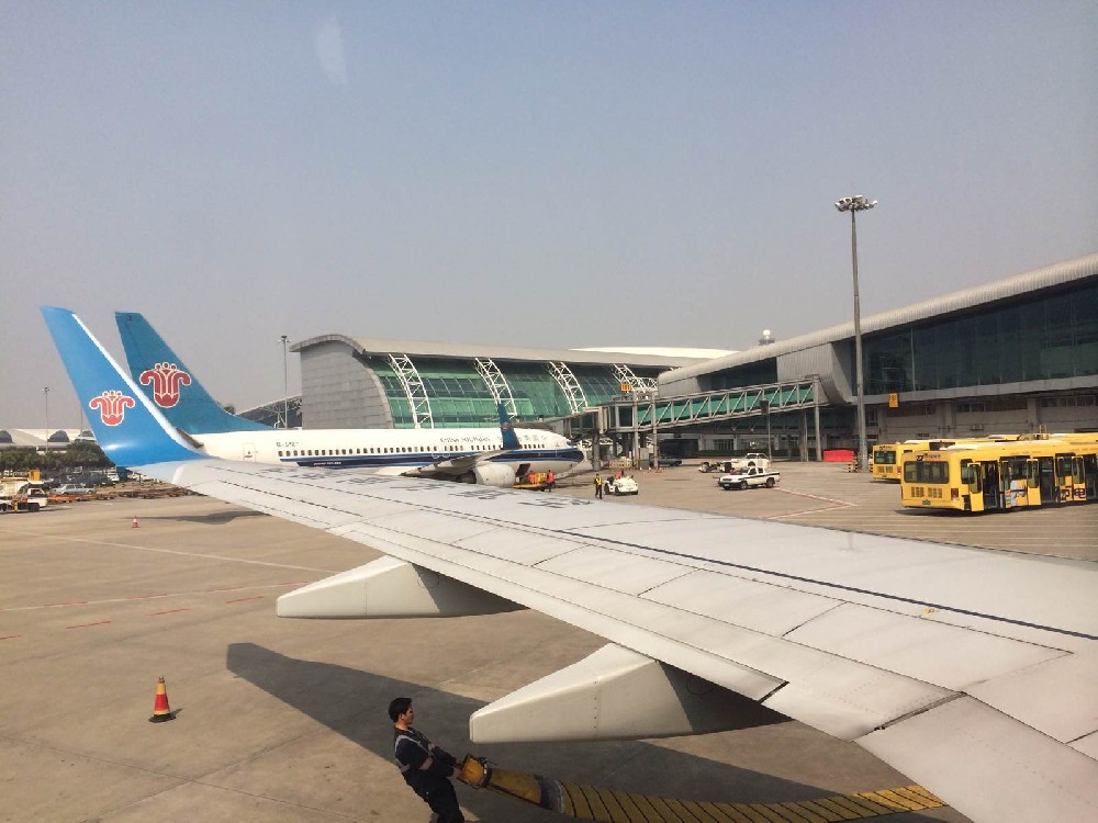 广州白云机场航班因雷雨大面积延误！南航称可退票及免费改签