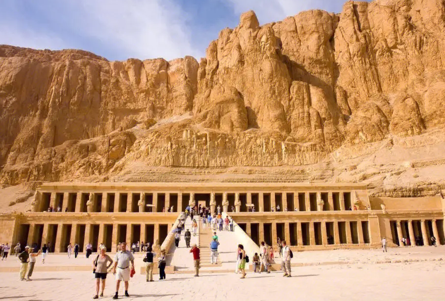 中国驻埃及大使馆发布在金字塔景区参观注意事项