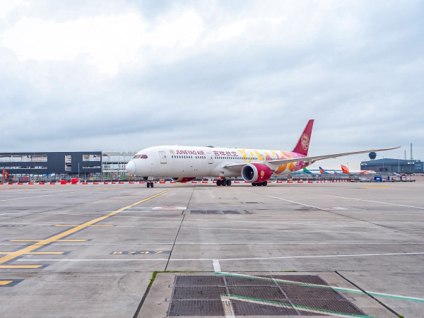 吉祥航空一航班在赫尔辛基机场与客梯车相撞机翼受损