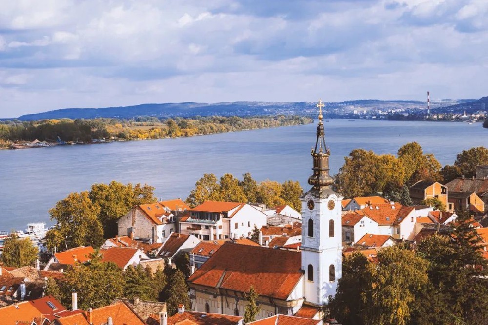 驻塞尔维亚使馆发布关于塞政府呼吁限期上缴非法武器的提醒