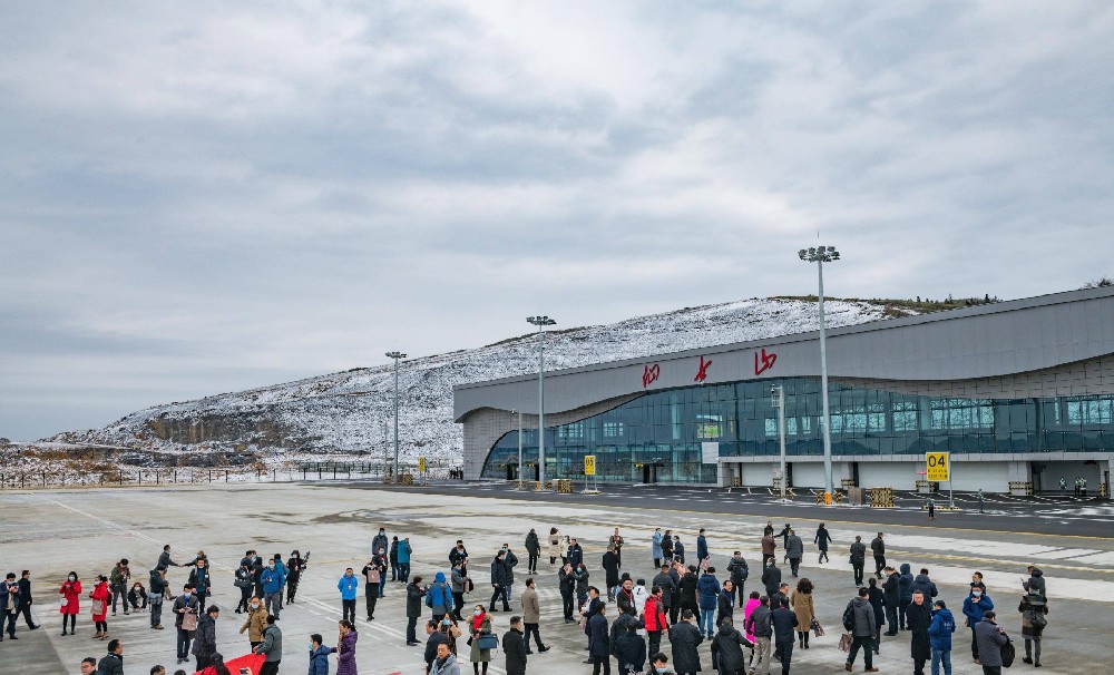 重庆仙女山机场正式恢复上海、成都直达航班